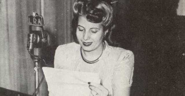 Eva comienza a jugar un papel en un culebron de la radio.