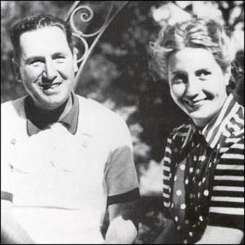 Eva se encuentra a Juan Peron en un gala de arte