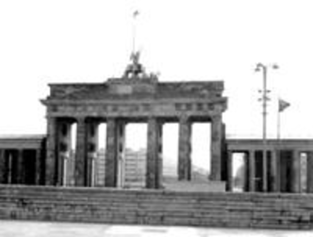 Berlin Wall goes up