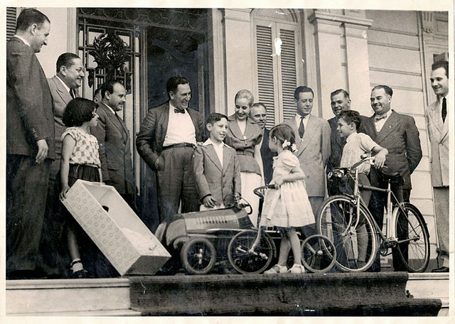 Eva Peron publica su autobiografia, La razon de mi vida