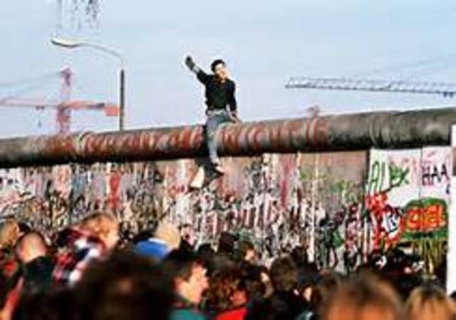 Berlin Wall Goes Up