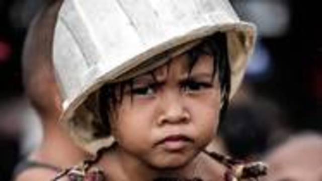 Villagers mob U.S. aid choppers as Philippine relief effort spreads