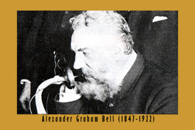 Alexander Gtaham Bell llena la patente del teléfono