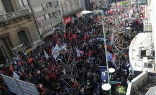 Se adelantó otra huelga contra la oil company ocasionada por un aumento de salario muy bajo.