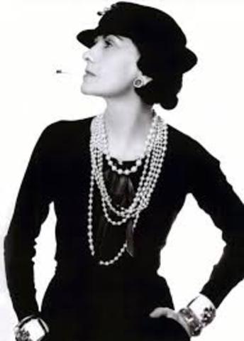 Chanel suits appear in the American vogue for the first time.