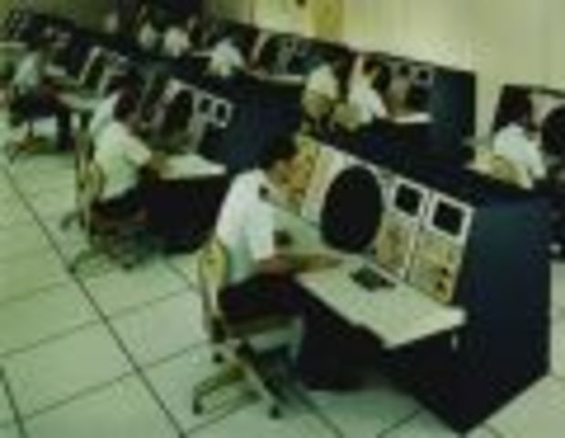 В США при Министерстве обороны создано Агентство Передовых Исследовательских Проектов (Advanced Research Projects Agency (ARPA). ARPA, в частности. занимается исследованиями в области обеспечения безопасности связи и коммуникаций в ходе обмена ядерными уд