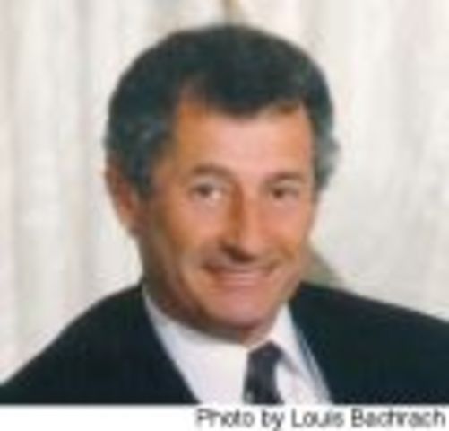 Студент Массачусетского Технологического Института (Massachusetts Institute of Technology) Леонард Клейнрок(Leonard Kleinrock) описывает технологию, способную разбивать файлы на куски и передавать их различными путями через сеть.