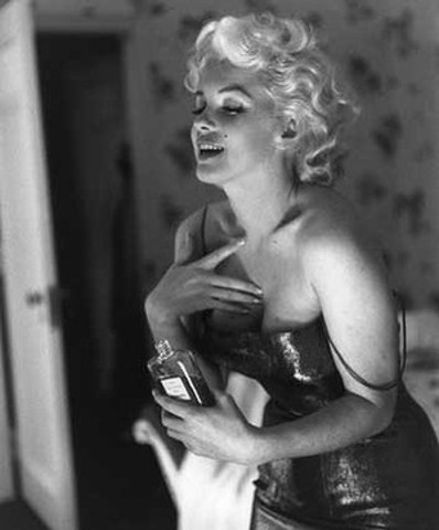 Chanel N 5 becomes a world success.Until today it is the best selling perfume worldwide.