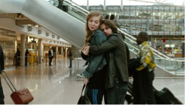 Zinos und Nadine im Flughafen