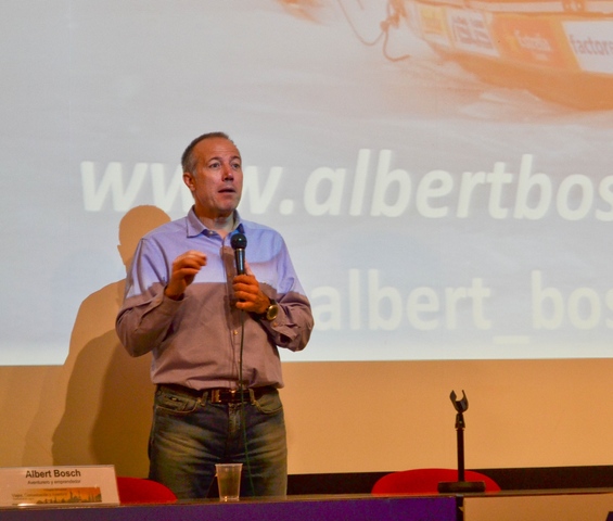 9:30-11:15 horas. Conferencia inaugural: “Vivir el mundo”.