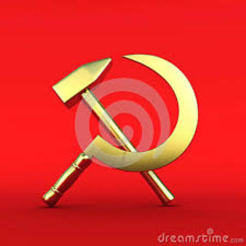 Surgio la union sovietica que paso a ser llamada Socialismo Real