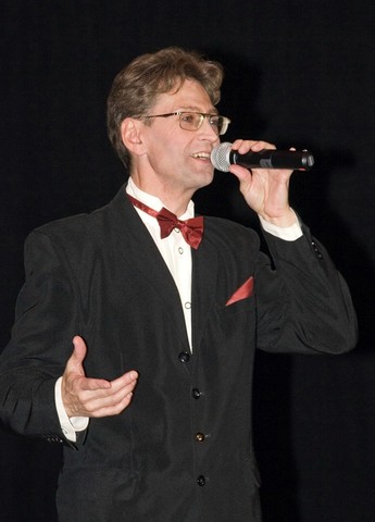 Представив програму "Вальс, танго, романс"