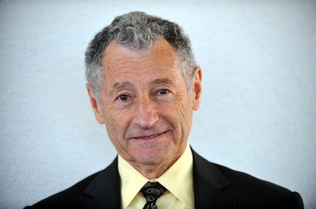 Leonard Kleinrock del Massachusetts Institute of Technology publica una primera teoría sobre la utilización de la conmutación de paquetes para transferir datos.