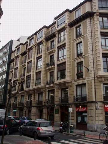 Bilbon, Gabriel Aresti jaio zen.