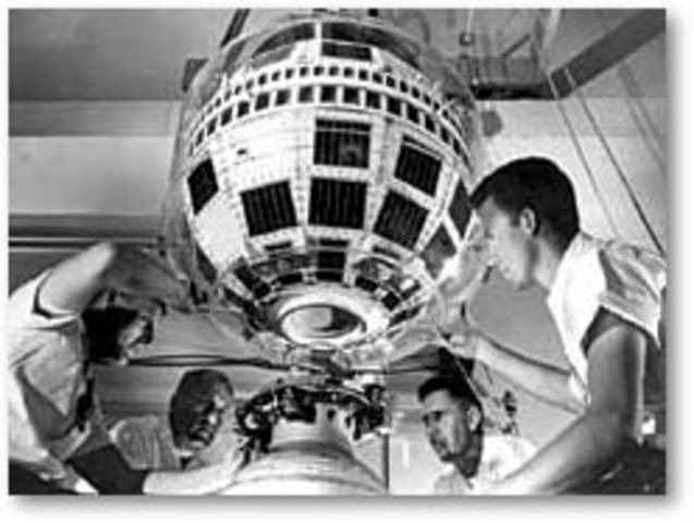 Peter Goldmark Demonstrates Color TV