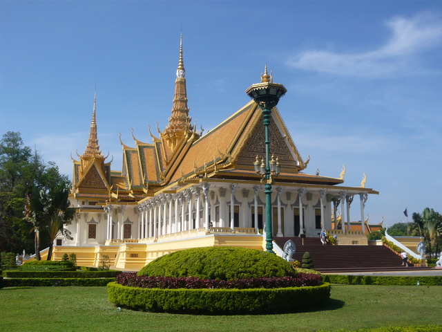 Khmer rulers relocate the capital to Phnom Penh