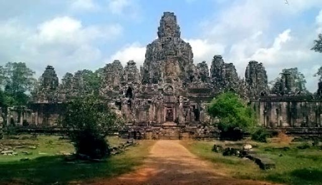 Angkor Thom and Wat are abandoned.