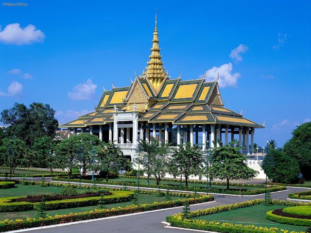 Phnom Penh becomes new Khmer capital