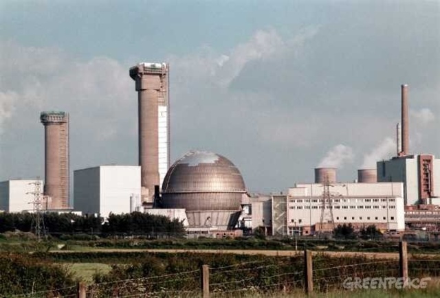 kärnkraft, det första kommerciella kärnkraftverket startar i Sellafeild, England