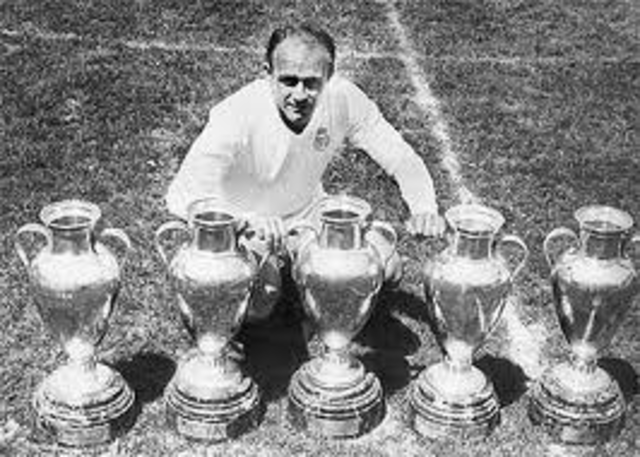 Alfredo Di Stefano posa con las cinco Copas de Europa