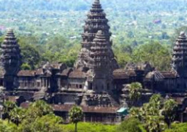 Khmers abanbon Angkor Wat