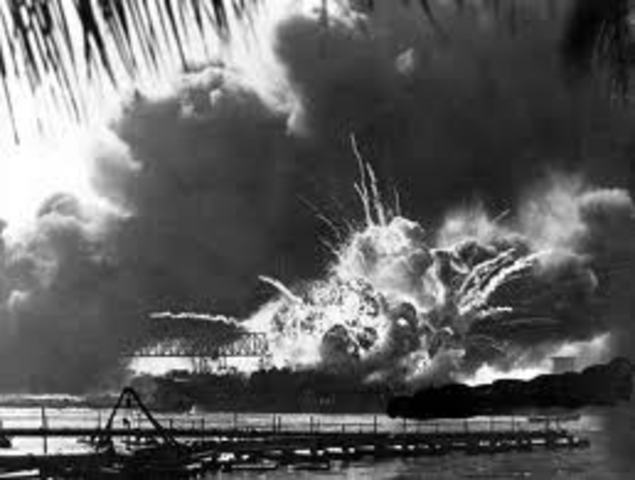 Japón bombardea Pearl Harbor (Base Hawai - U.S.A.)