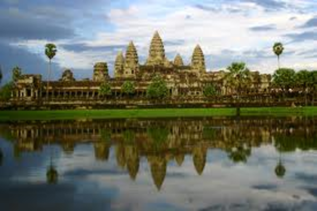 Khmer abandon Angkor