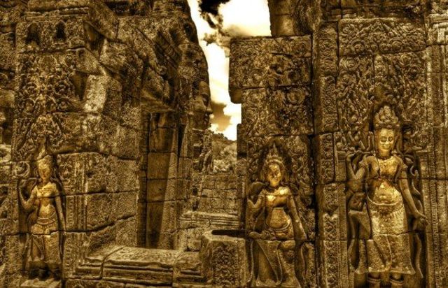 Thai army attacks Angkor.
