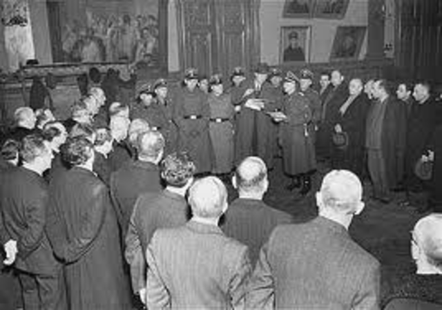 I tedeschi iniziano la barbara distruzione del Ghetto di Varsavia.