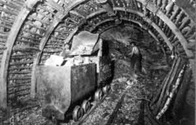 Massicce proteste dei minatori inglesi contro la chiusura delle miniere di carbone.