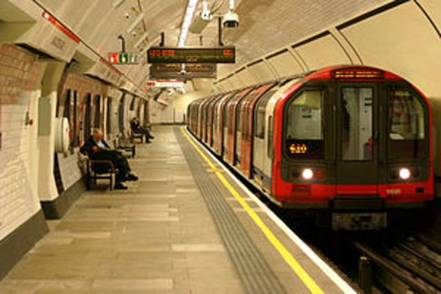 to prwto metro leitourgei sto Londino, "the London Underground"