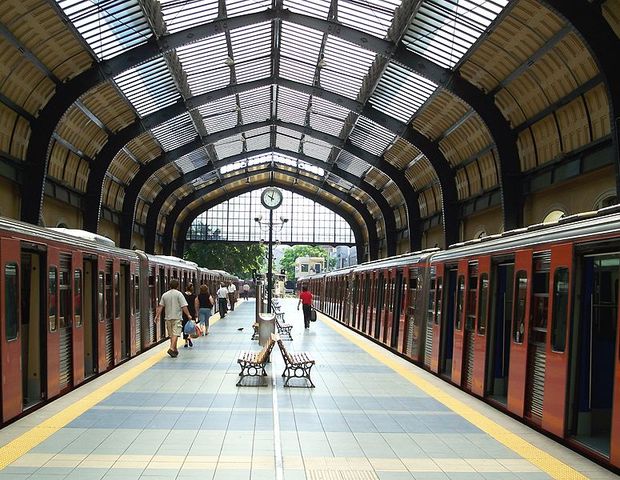 o sidirodromos Thiseio-Peiraias metatrepetai se metro.