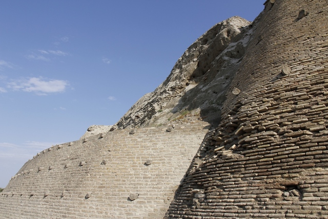 Опорная стены тыльной стороны крепости Арк