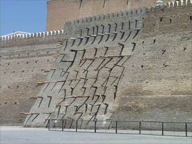 Востановленный в 2012 году участок стены Арка