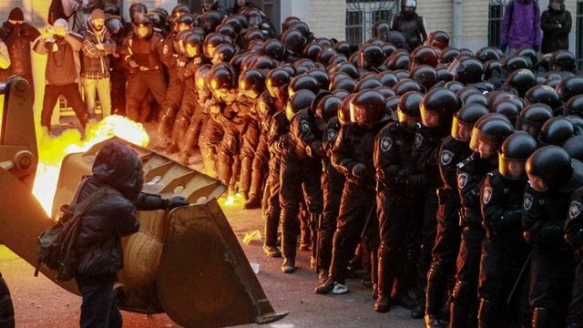 Ukraine unrest: Protesters blockade government sites