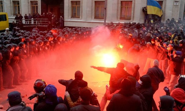 Ukrainian Protesters Control Landmark Plaza