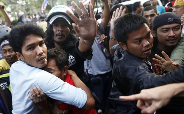 Four dead as Thai protesters force Yingluck Shinawatra to flee police compound