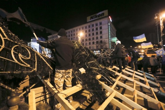 Ukraine: Protesters Besiege Government Building