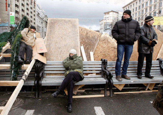 Ukrainian Protesters Control Landmark Plaza