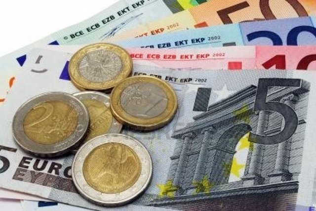 The euro begins to circulate