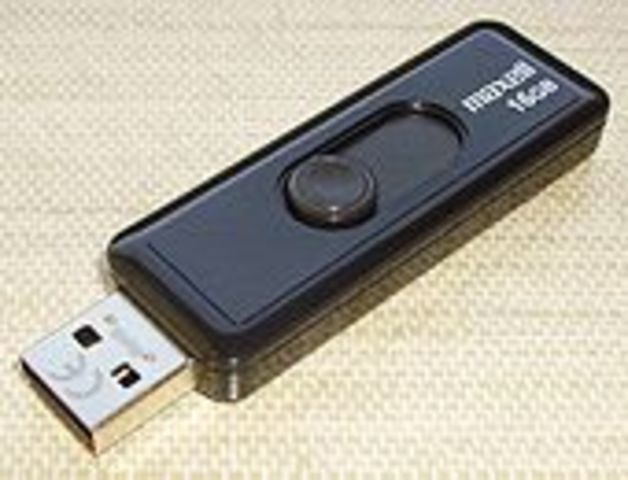 Самые первые USB-флеш-накопители (или просто флешки) появились в 2000 году. Их изобрели сотрудники израильской компании M-Systems Амир Баном, Дов Моран и Оран Огдан