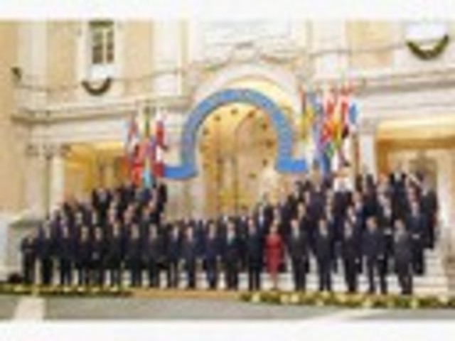 The EU enlarges and a new constitution is signed