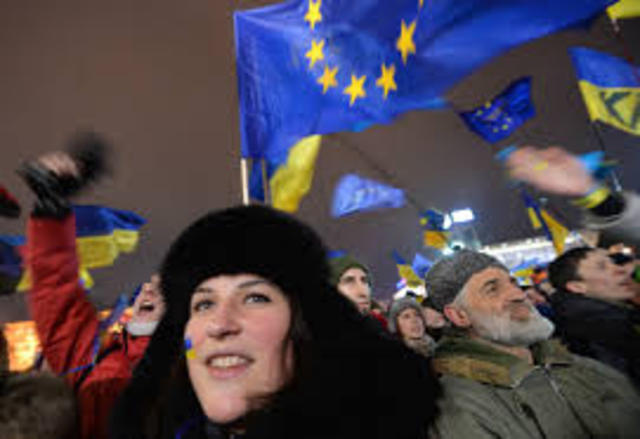 The EU enlarges and a new constitution is signed