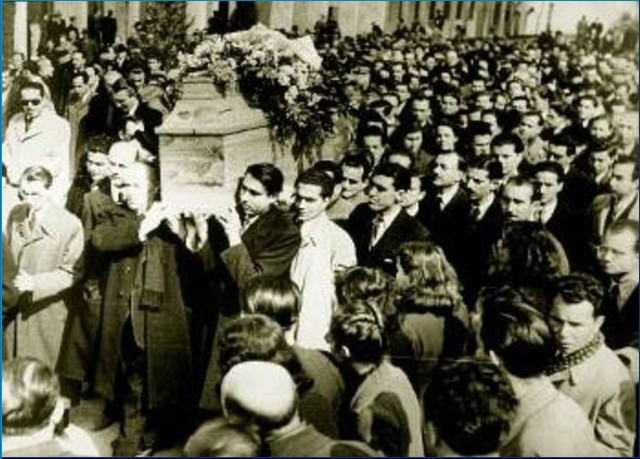 Η κηδεία του Κωστή Παλαμά μετατρέπεται σε διαδήλωση κατά των κατακτητών