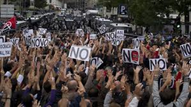 Personas de España protesta contra el gobierno