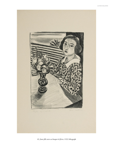 Jeune fille assise au bouquet de fleurs