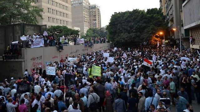 Mass protest outside Kuwait International Assembley