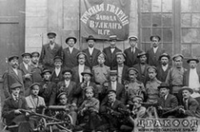 la guardia roja se apodera de los lugares claves de la ciudad.