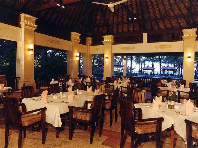 Makan siang di rumah makan