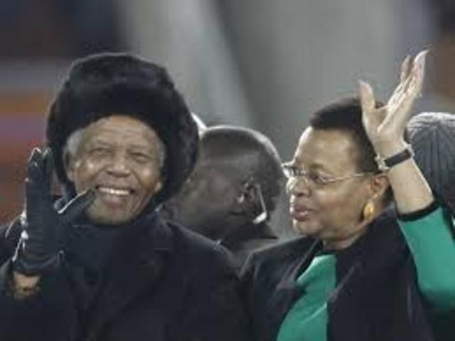 Boda con cumpleaños de Nelson Mandela.